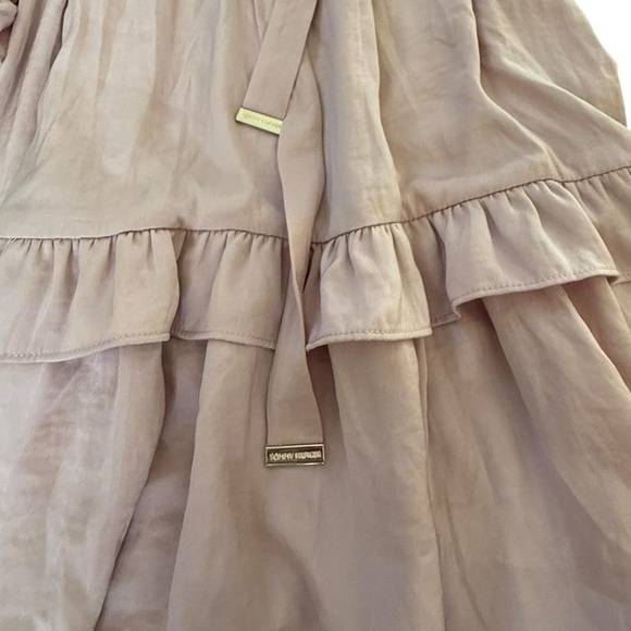Tommy Hilfiger Blush Ruffle Midi Dress – Elegant & Feminine
Size 2 - Picture 6 of 6